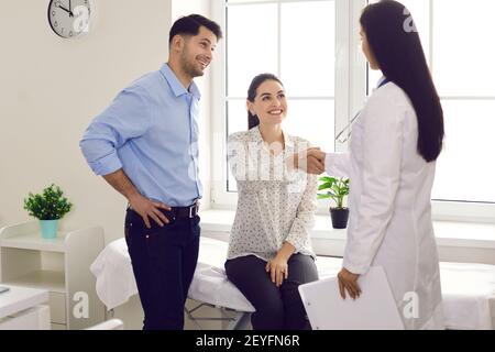De jeunes patients heureux remerciant leur médecin de famille pour une bonne consultation et de l'aide médicale Banque D'Images