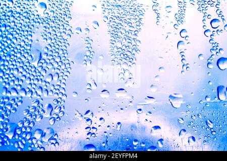 Gouttes d'eau sur la fenêtre en verre Banque D'Images
