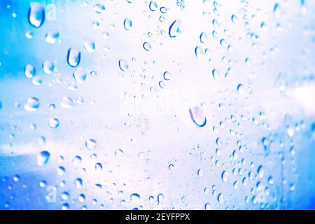 Gouttes d'eau sur la fenêtre en verre Banque D'Images