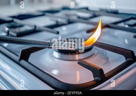 Pistolet à gaz manuel pour la cuisson au feu. Le brûleur à gaz est allumé par allumage à gaz. Banque D'Images