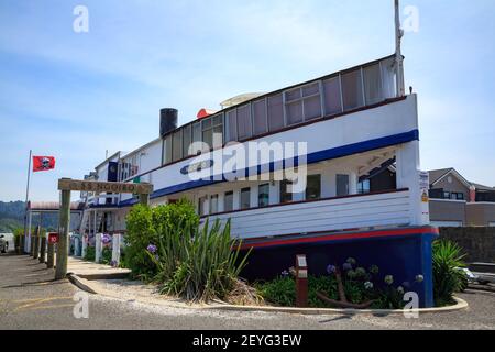 Un ancien ferry à vapeur, le SS Ngoiro (1913), à terre et exposé comme navire musée à Tairua, en Nouvelle-Zélande Banque D'Images