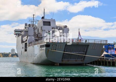 Le HMNZS Canterbury, un navire multirôle de la Marine royale de Nouvelle-Zélande, mis en service en 2007. Vue sur la Stern Banque D'Images