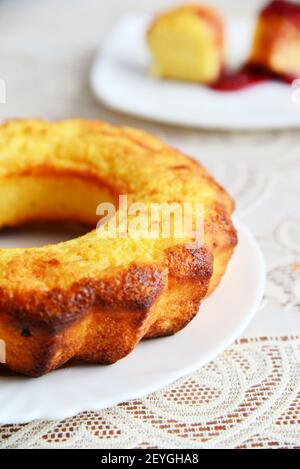 Cassolette de caillé en forme de gâteau avec la confiture de petits fruits Banque D'Images