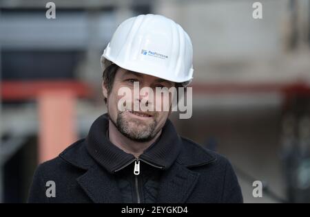 05 mars 2021, Brandebourg, Potsdam: Gregor Jäkel, Chef du Département du logement, de l'intégration et de l'emploi, s'exprime lors d'un événement de presse sur le site de construction de Georg-Hermann-Allee. Au cours de l'événement de presse sur ce qui est actuellement le plus grand nouveau projet de construction de l'association de logement municipal ProPotsdam, une campagne d'information a été présentée. L'administration de la ville et ProPotsdam veulent sensibiliser les gens au certificat d'admissibilité au logement WBSplus, qui s'adresse aux ménages à revenu faible ou moyen. La plupart des 274 appartements de Bornstedter Feld sont publiquement diminués Banque D'Images