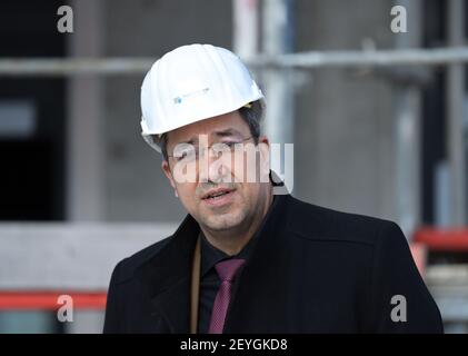 05 mars 2021, Brandenburg, Potsdam: Jörn-Michael Weshal, Directeur général de ProPotsdam, parle lors d'un événement de presse sur le site de construction de Georg-Hermann-Allee. Au cours de l'événement de presse sur ce qui est actuellement le plus grand nouveau projet de construction de l'association de logement municipal ProPotsdam, une campagne d'information a été présentée. L'administration de la ville et ProPotsdam veulent sensibiliser les gens au certificat d'admissibilité au logement WBSplus, qui s'adresse aux ménages à revenu faible ou moyen. La plupart des 274 appartements de Bornstedter Feld sont subventionnés publiquement, ce qui permet Banque D'Images