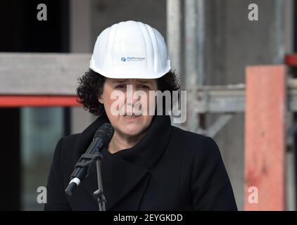 05 mars 2021, Brandebourg, Potsdam: Brigitte Meier, conseillère sociale de Potsdam, parle lors d'un événement de presse sur le chantier Georg-Hermann-Allee. Au cours de l'événement de presse sur ce qui est actuellement le plus grand nouveau projet de construction de l'association de logement municipal ProPotsdam, une campagne d'information a été présentée. L'administration de la ville et ProPotsdam veulent sensibiliser les gens au certificat d'admissibilité au logement WBSplus, qui s'adresse aux ménages à revenu faible ou moyen. La plupart des 274 appartements de Bornstedter Feld sont subventionnés publiquement, ce qui permet socialement Banque D'Images