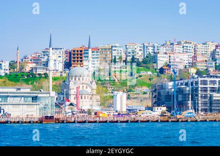 Quartier résidentiel à la rive de Bosporus ou Bosphore, détroit de Istanbul, Turquie Banque D'Images