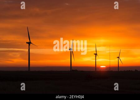 Lever du soleil orange vif crête de signal éoliennes l'énergie verte de Washington Banque D'Images