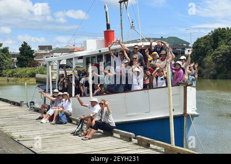 AUCKLAND, NOUVELLE-ZÉLANDE - 17 janvier 2021 : groupe de touristes à bord du bateau à moteur Manukau Charters Ratahi est revenu de la croisière sur la rivière Waiuku Banque D'Images