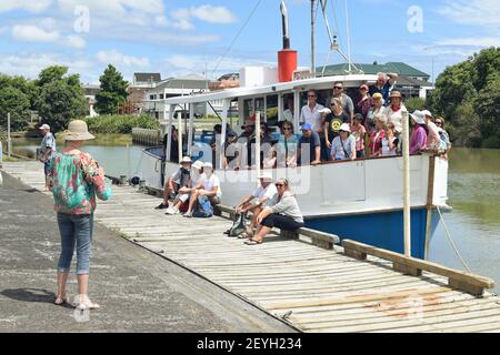 AUCKLAND, NOUVELLE-ZÉLANDE - 17 janvier 2021 : groupe de touristes à bord du bateau à moteur Manukau Charters Ratahi est revenu de la croisière sur la rivière Waiuku Banque D'Images