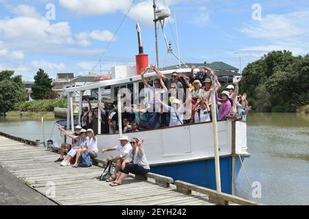 AUCKLAND, NOUVELLE-ZÉLANDE - 17 janvier 2021 : groupe de touristes à bord du bateau à moteur Manukau Charters Ratahi est revenu de la croisière sur la rivière Waiuku Banque D'Images