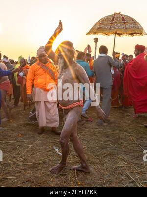 naga baba à kumbh mela pendant le bain royal à gange ghat. Banque D'Images