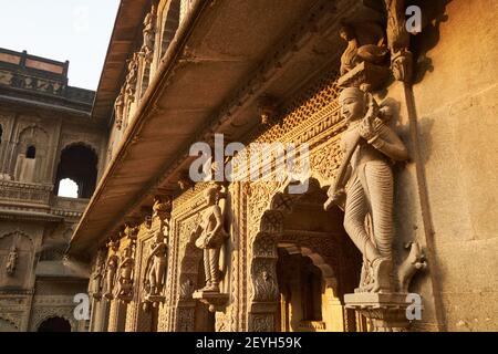 Des figures de musiciens féminins ornent les murs du palais et du temple de Maheshwar à Maheshwar dans le Madhya Pradesh, en Inde Banque D'Images