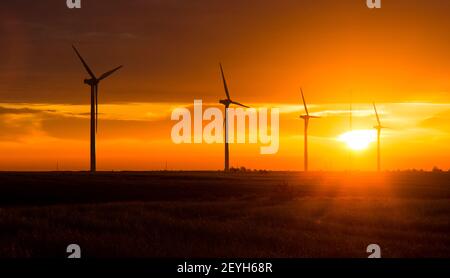 Lever du soleil orange vif crête de signal éoliennes l'énergie verte de Washington Banque D'Images