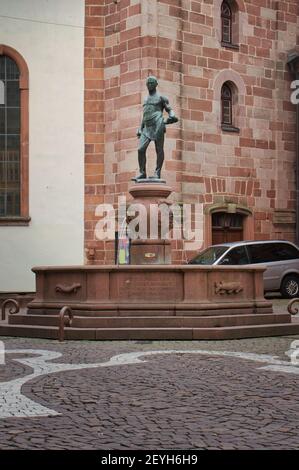 Schusterbrunnen, la fontaine du Shoemaker à Pirmasens, en Allemagne, en l'honneur de Jean Joss, pionnier de la fabrication de chaussures mécaniques. Banque D'Images