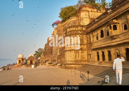 Le Maheshwar Ghats, ou promenade face à la rivière qui a des connotations saintes et culturelles, comme la rivière Narmada est considérée comme sacrée. Banque D'Images