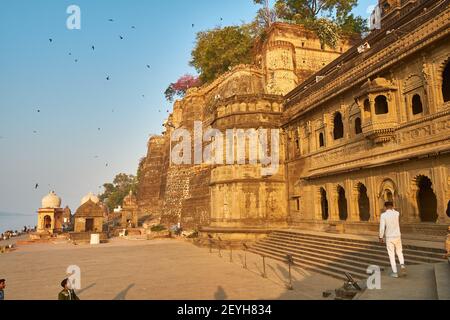 Le Maheshwar Ghats, ou promenade face à la rivière qui a des connotations saintes et culturelles, comme la rivière Narmada est considérée comme sacrée. Banque D'Images