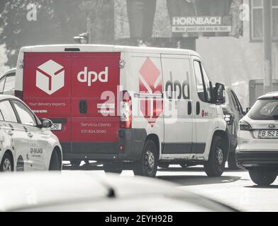 Bucarest, Roumanie - 02.22.2021: Livraison DPD de véhicule de livraison de colis dans la circulation dans les rues de Bucarest. Banque D'Images