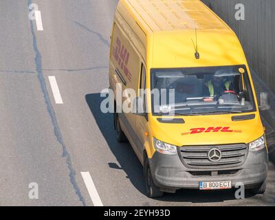 Bucarest, Roumanie -02.22.2021: DHL International transporteur van dans la circulation dans les rues de Bucarest. Banque D'Images