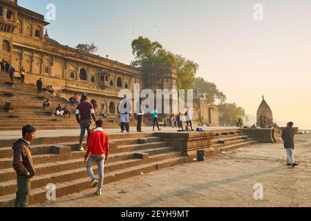 Le Maheshwar Ghats, ou promenade face à la rivière qui a des connotations saintes et culturelles, comme la rivière Narmada est considérée comme sacrée. Banque D'Images