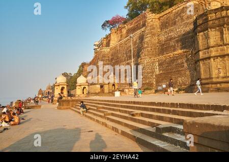 Le Maheshwar Ghats, ou promenade face à la rivière qui a des connotations saintes et culturelles, comme la rivière Narmada est considérée comme sacrée. Banque D'Images