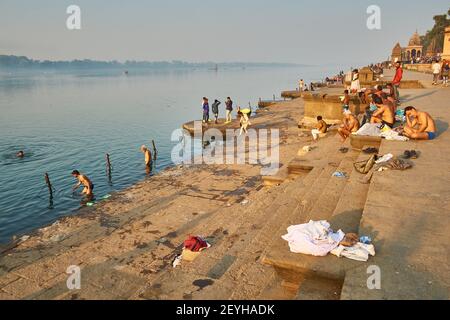 Le Maheshwar Ghats, ou promenade face à la rivière qui a des connotations saintes et culturelles, comme la rivière Narmada est considérée comme sacrée. Banque D'Images