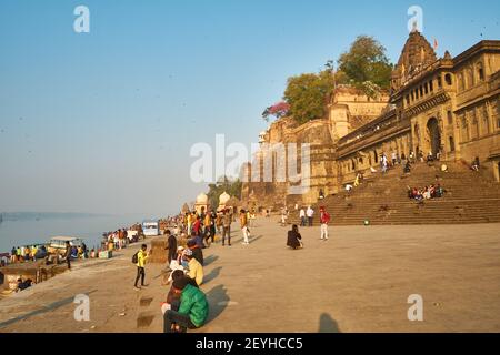 Le Maheshwar Ghats, ou promenade face à la rivière qui a des connotations saintes et culturelles, comme la rivière Narmada est considérée comme sacrée. Banque D'Images