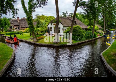 Giethoorn, pays-Bas - 6 juillet 2019 : les gens pagayent des bateaux sur les canaux du village de Giethoorn, connu sous le nom de Venise des pays-Bas Banque D'Images