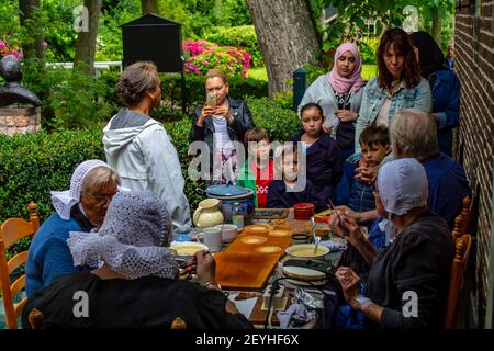 Giethoorn, pays-Bas - 6 juillet 2019 : un groupe de touristes non identifiés assistent à un atelier de stropgaufre dans le village de Giethoorn. Banque D'Images