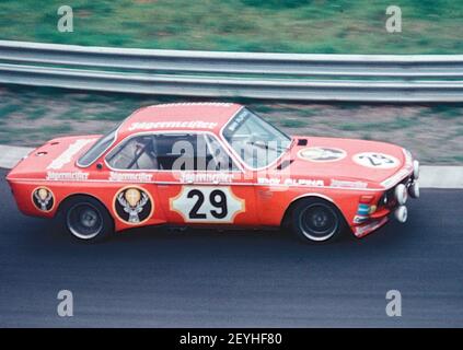 Niki Lauda dans une BMW 3,0 CSL Jaegermeister lors d'une course de voitures de tourisme au Nuerburgring Nordschleife dans les années 1970, Eifel Allemagne Banque D'Images