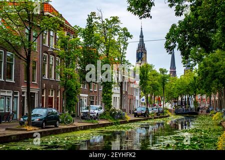 Delft, pays-Bas - 11 juillet 2019 : vue panoramique sur les canaux de Delft avec des tours de la Nieuwe Kerk (Nouvelle église) en arrière-plan Banque D'Images