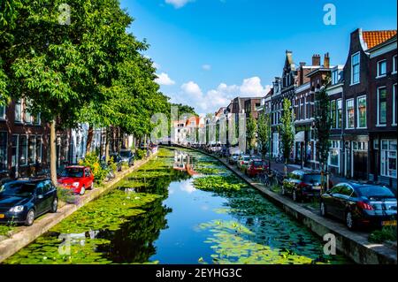 Delft, pays-Bas - 11 juillet 2019 : vue sur les canaux et les maisons en briques de la ville de Delft aux pays-Bas Banque D'Images