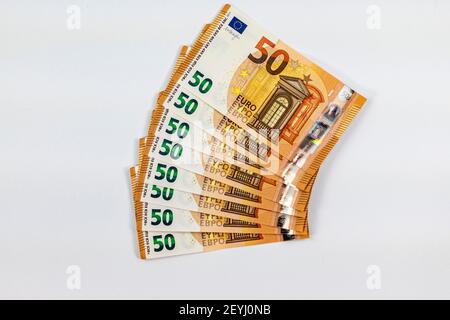 50 billets en euros sur fond blanc Banque D'Images
