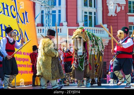 Bulgare Kukeri à Varna Carnival.Kukeri sont des hommes bulgares en costume élaboré, qui exécutent des rituels traditionnels destinés à effrayer les mauvais esprits. Banque D'Images