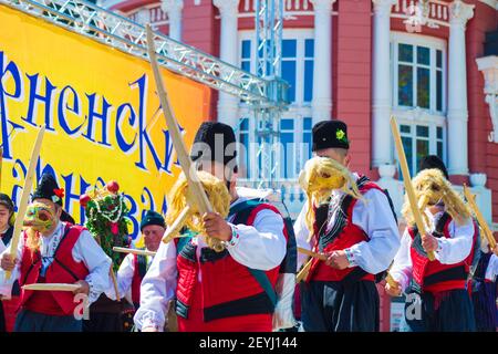 Bulgare Kukeri à Varna Carnival.Kukeri sont des hommes bulgares en costume élaboré, qui exécutent des rituels traditionnels destinés à effrayer les mauvais esprits. Banque D'Images