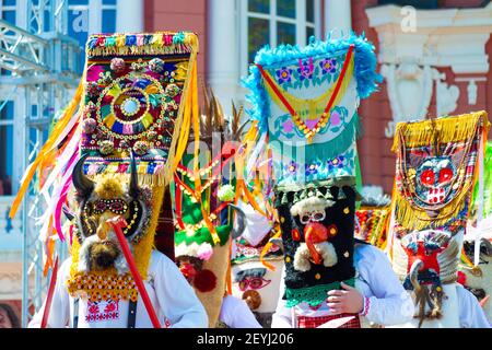 Bulgare Kukeri à Varna Carnival.Kukeri sont des hommes bulgares en costume élaboré, qui exécutent des rituels traditionnels destinés à effrayer les mauvais esprits. Banque D'Images