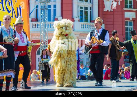 Bulgare Kukeri à Varna Carnival.Kukeri sont des hommes bulgares en costume élaboré, qui exécutent des rituels traditionnels destinés à effrayer les mauvais esprits. Banque D'Images