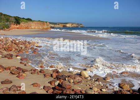 Belle plage portugaise avec sable, rochers et vagues Banque D'Images