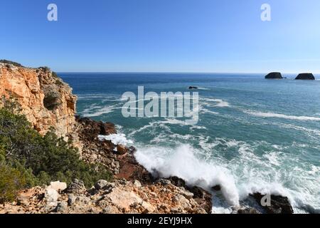 Vagues frappant la base des falaises sur l'ouest Algarve au Portugal Banque D'Images