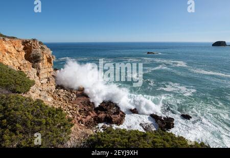 Les vagues s'écrasant sur les rochers de la côte de l'Algarve Banque D'Images