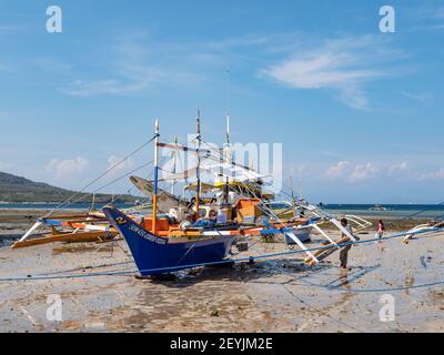 Travaux d'entretien effectués sur des bateaux de pêche traditionnels avec des stabilisateurs à Tinoto, un village de pêcheurs de Maasim, dans la province de Sarangani du Philippin Banque D'Images