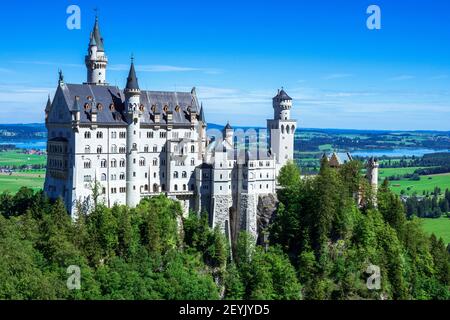 Vue sur le célèbre et étonnant château de Neuschwanstein, Bavière, Allemagne, vue depuis le pont de Marienbrücke, un pont piétonnier construit sur une falaise Banque D'Images