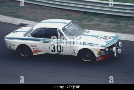 Une BMW 3.0 CSL lors d'une course de voitures de tourisme au Nuerburgring Nordschleife dans les années 1970, Eifel Allemagne Banque D'Images