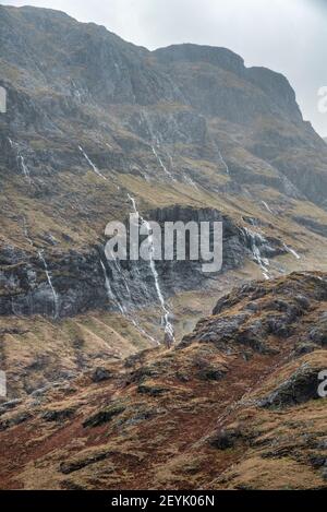 Image spectaculaire et épique de trois Sœurs à Glencoe in Scottish Highlands lors d'une journée d'hiver humide Banque D'Images