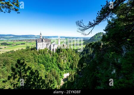 Vue sur le célèbre et étonnant château de Neuschwanstein, Bavière, Allemagne, vue depuis le pont de Marienbrücke, un pont piétonnier construit sur une falaise Banque D'Images