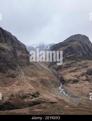 Image spectaculaire et épique de trois Sœurs à Glencoe in Scottish Highlands lors d'une journée d'hiver humide Banque D'Images