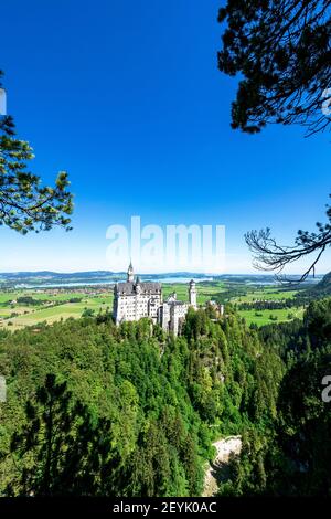 Vue sur le célèbre et étonnant château de Neuschwanstein, Bavière, Allemagne, vue depuis le pont de Marienbrücke, un pont piétonnier construit sur une falaise Banque D'Images