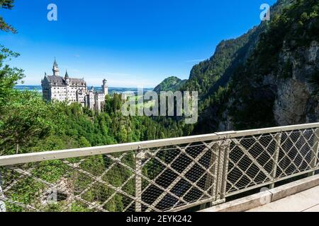 Vue sur le célèbre et étonnant château de Neuschwanstein, Bavière, Allemagne, vue depuis le pont de Marienbrücke, un pont piétonnier construit sur une falaise Banque D'Images