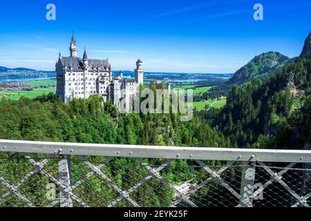 Vue sur le célèbre et étonnant château de Neuschwanstein, Bavière, Allemagne, vue depuis le pont de Marienbrücke, un pont piétonnier construit sur une falaise Banque D'Images