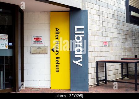 Après les heures de retour à la Civic Square Library de la ville de Melville, en Australie Banque D'Images